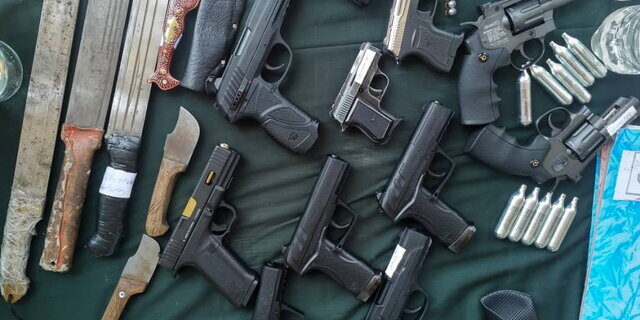 انهدام باند قاچاق سلاح در لرستان/ کشف ۱۶۳ قبضه سلاح و دستگیری ۱۵ نفر