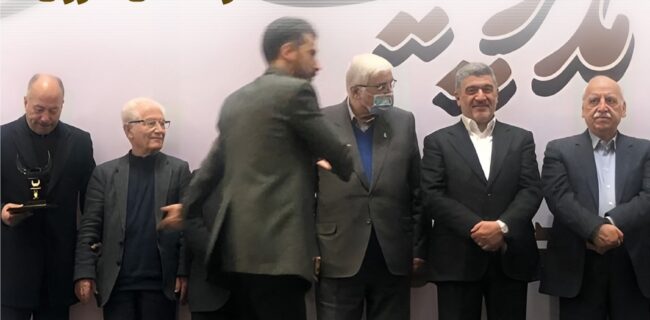 تندیس بلورین پانزدهمین دوره جایزه ملی مدیریت مالی در دستان مارون