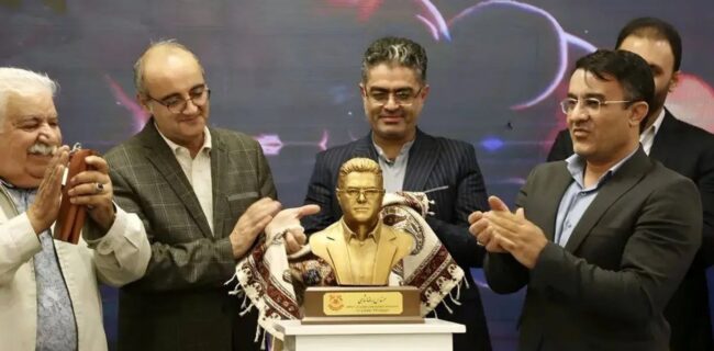 آقای مدیر از سردیس خود رونمایی کرد + عکس آقای مدیر از سردیس خود رونمایی کرد + عکس