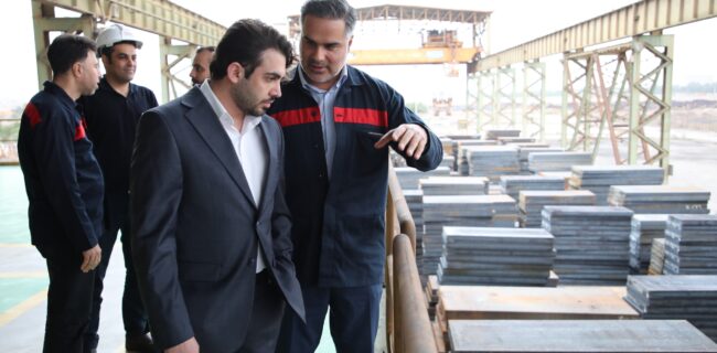 بازدید عضو هیئت‌ مدیره شرکت فولاد اکسین خوزستان از نواحی مختلف کارخانه و روند تعمیرات خط تولید